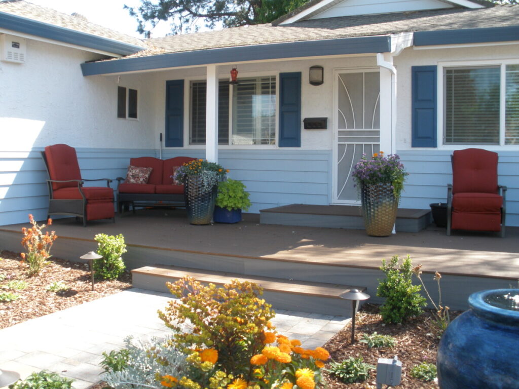 Deck with pot fountain